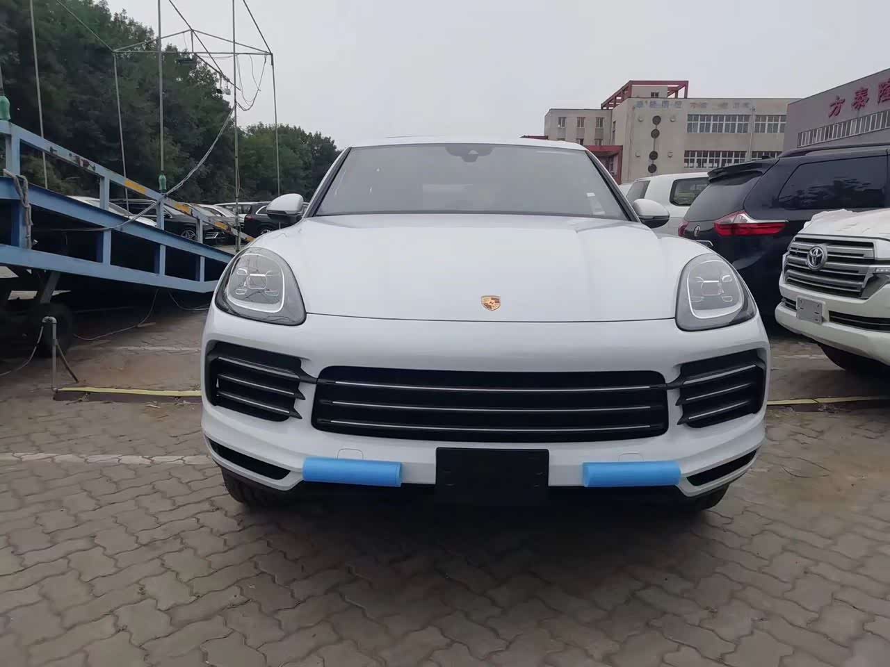 白色保时捷卡宴也是帅得一批内饰的豪华感让人喜欢得无法自拔