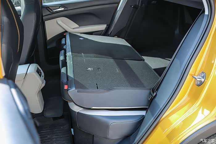 后排座椅的靠背还能够很方便的放倒.