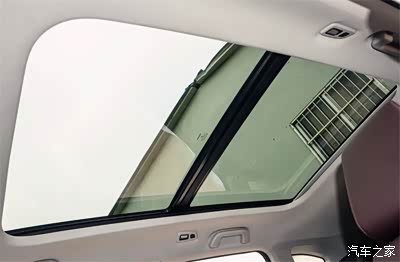 如果没地方去不如在车内躺着晒晒太阳,超大的全景天窗增加通透感.