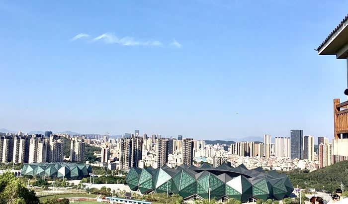 跑到大运公园的亭子上拍一张大运体育馆的照片,喜欢深圳这边的布局有