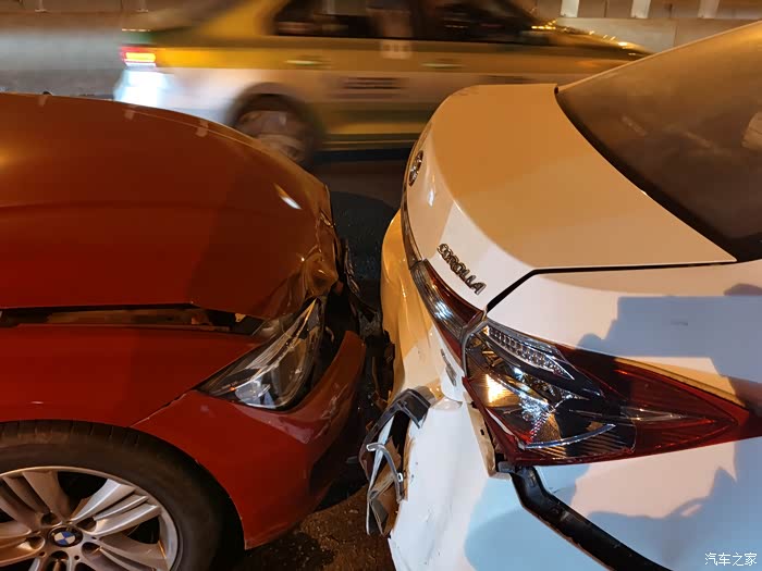 【图】追尾了,车头碎了,我的心也碎了_宝马3系论坛_汽车之家论坛