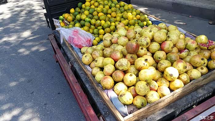 新h6的日常生活路边摊买水果