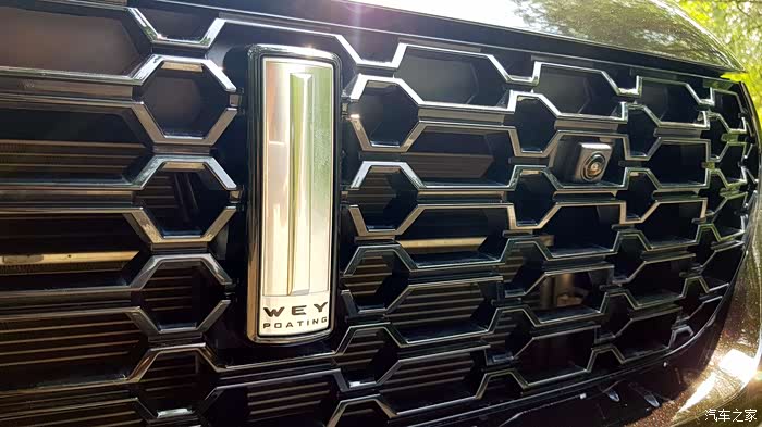 前脸中网格栅设计与旗杆式车标,视觉上的冲击霸气十足