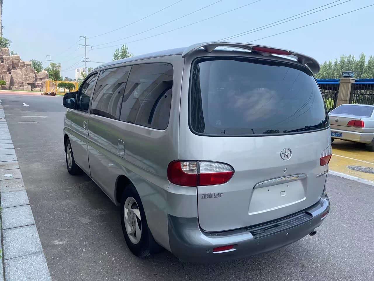 开着这款车去旅行我感觉非常合适空间大可以全家人一起