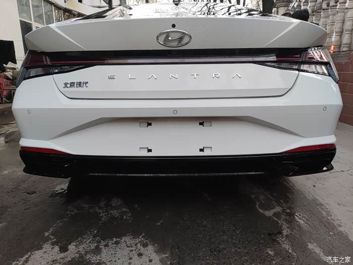 h型贯穿式尾灯,暗含楔形元素,体现现代品牌元素,提升了第七代伊兰特车