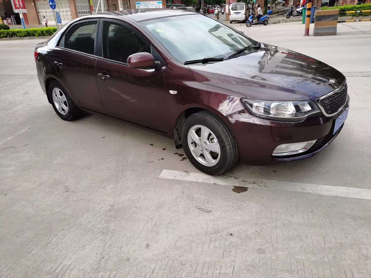 起亚福瑞迪这个车身颜色看着还是非常高端的.