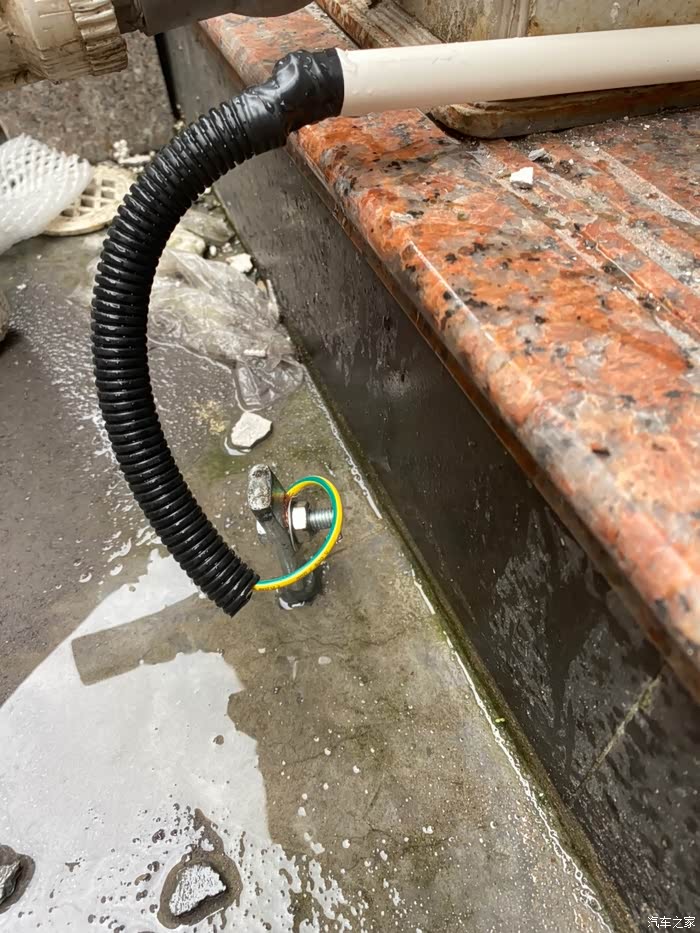 大家地线是怎么接的,地上钉钉子吗?