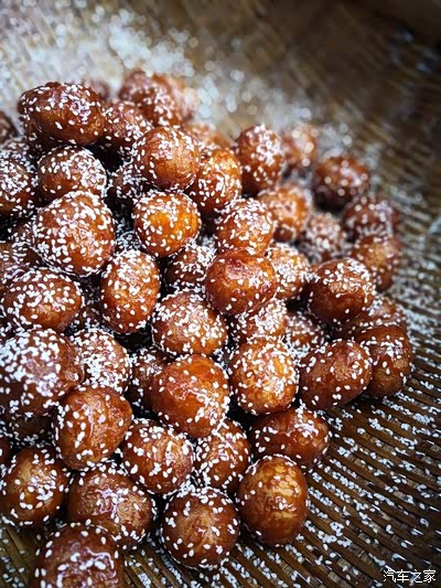 然后就开始要加红糖姐红糖加啊油锅里有红糖果子颜色就变越来越深到定