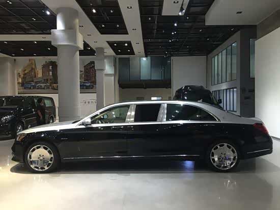 银黑双色全新奔驰迈巴赫加长普尔曼,第一感受就是这款车非常的帅