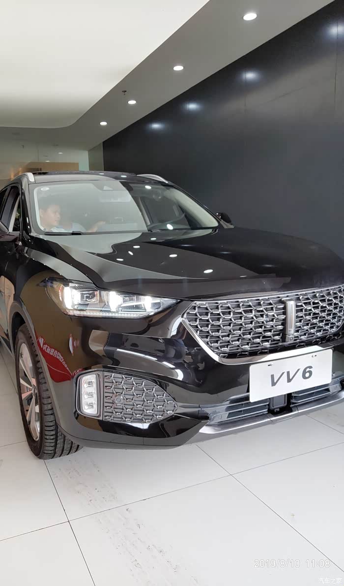 今天陪兄弟去看长安75p,看到隔壁有2020款vv7,针对网