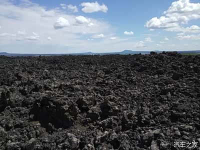老黑山第一景翻花石海------渣块状熔岩