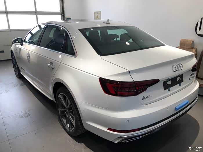 奥迪a4l40tfsi时尚朱鹭白色提车作业