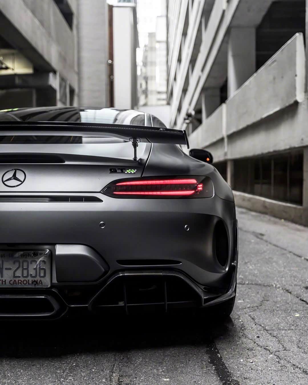 哑光战斗金属灰色奔驰gt r可太帅了!