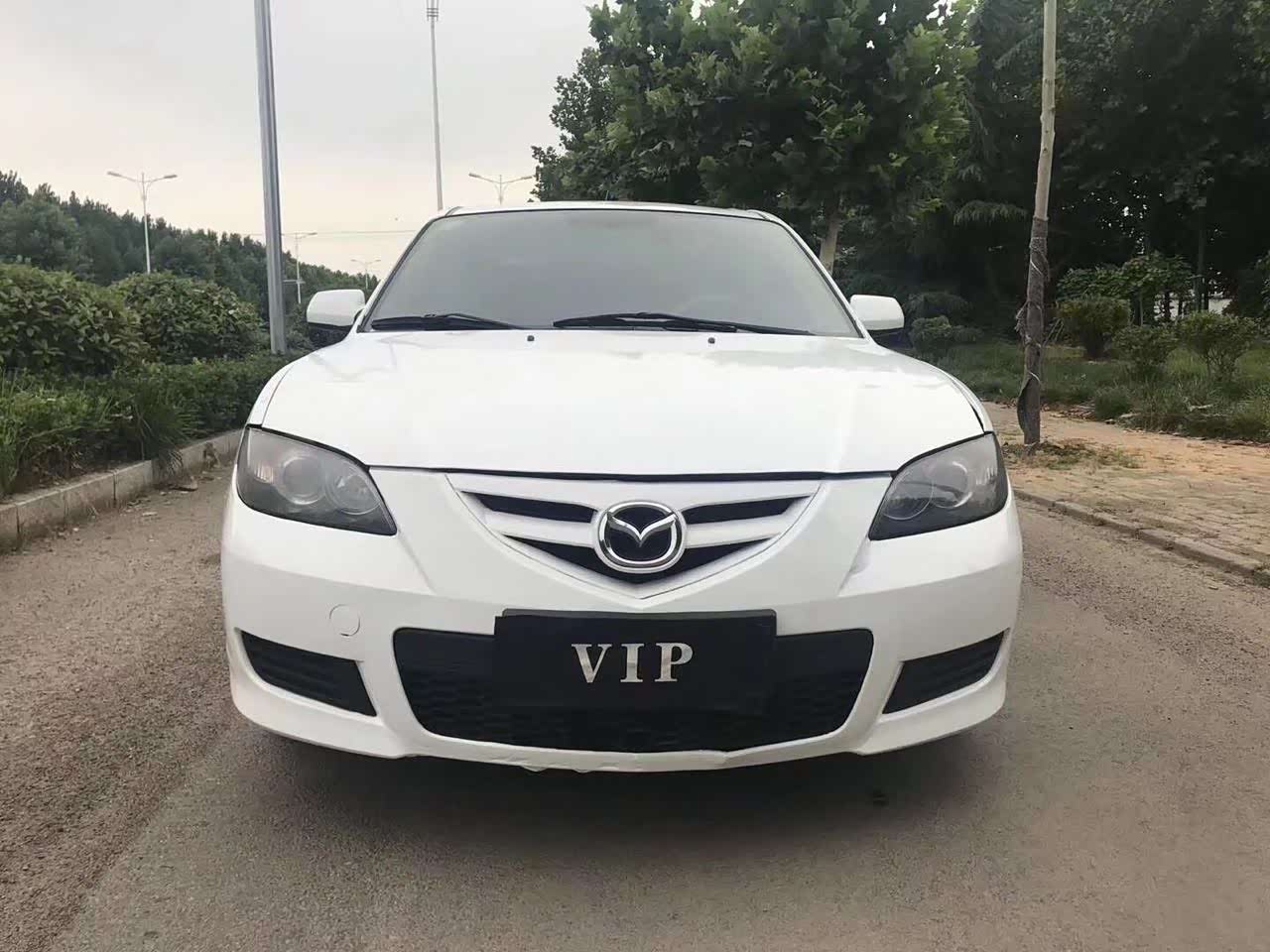 老款马自达3白色有点个性