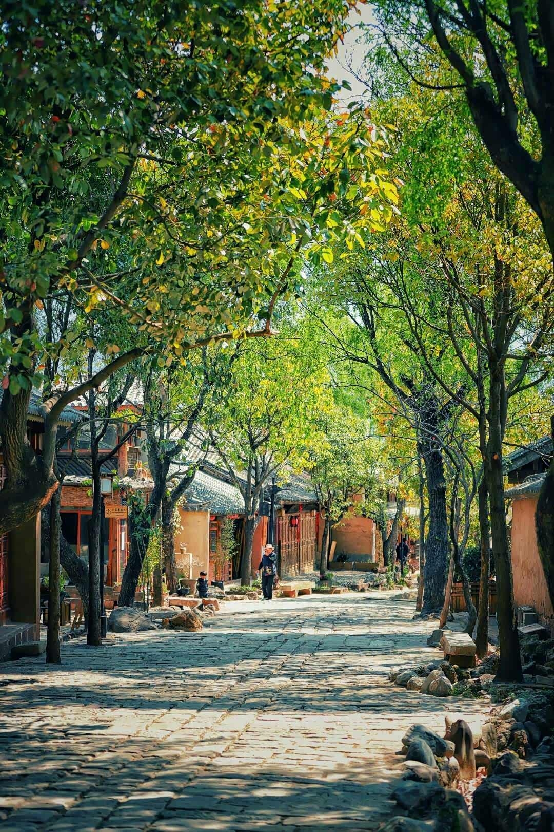 大理沙溪,一个宁静悠远的古镇,山谷,河流,绿树,优美的景色.