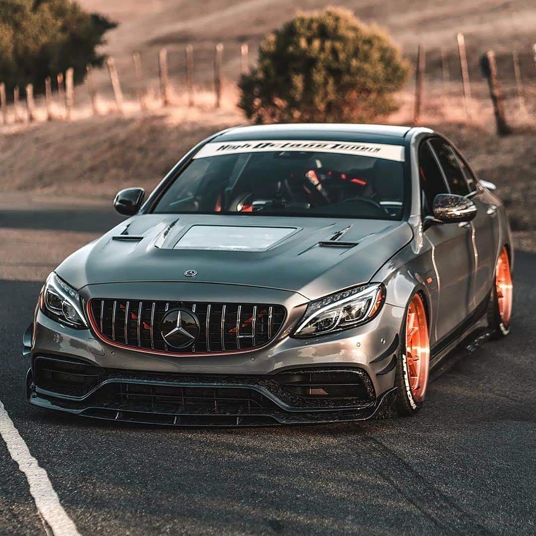 性感奔驰c63 amg四门,这一代四门c63还是低调了很多.