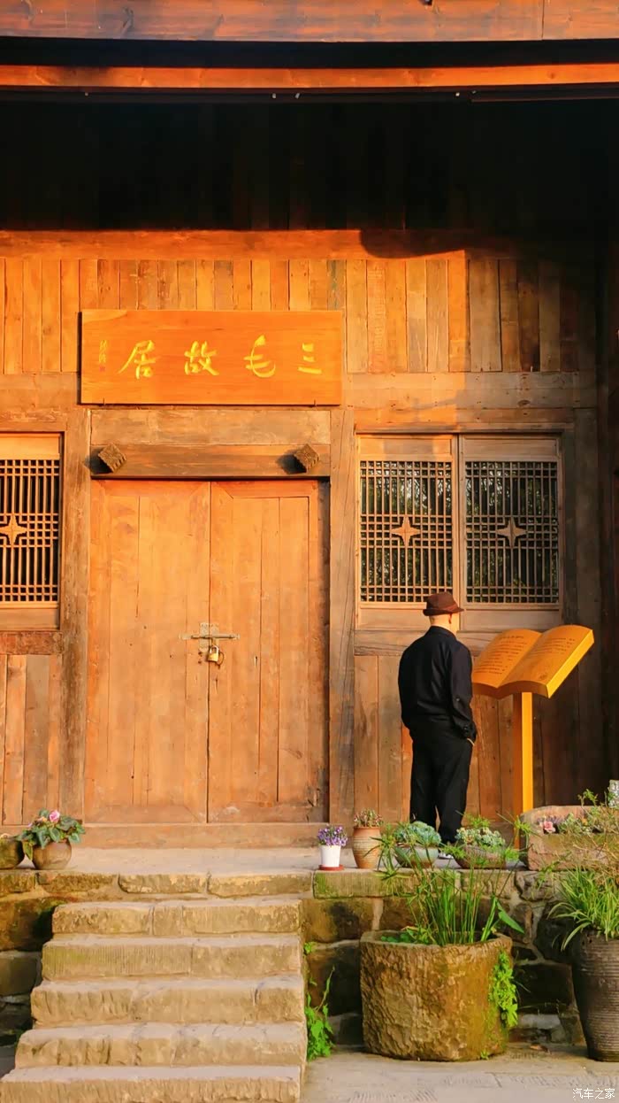 你可以在古韵悠悠的黄桷垭老街重游三毛故居,也可以在拥挤的观音桥