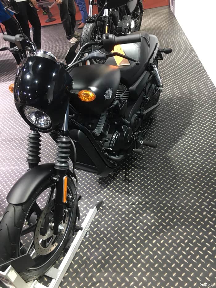 老爸为了以后我能有个手艺混饭吃,给我找了一个修车店,学习修摩托车