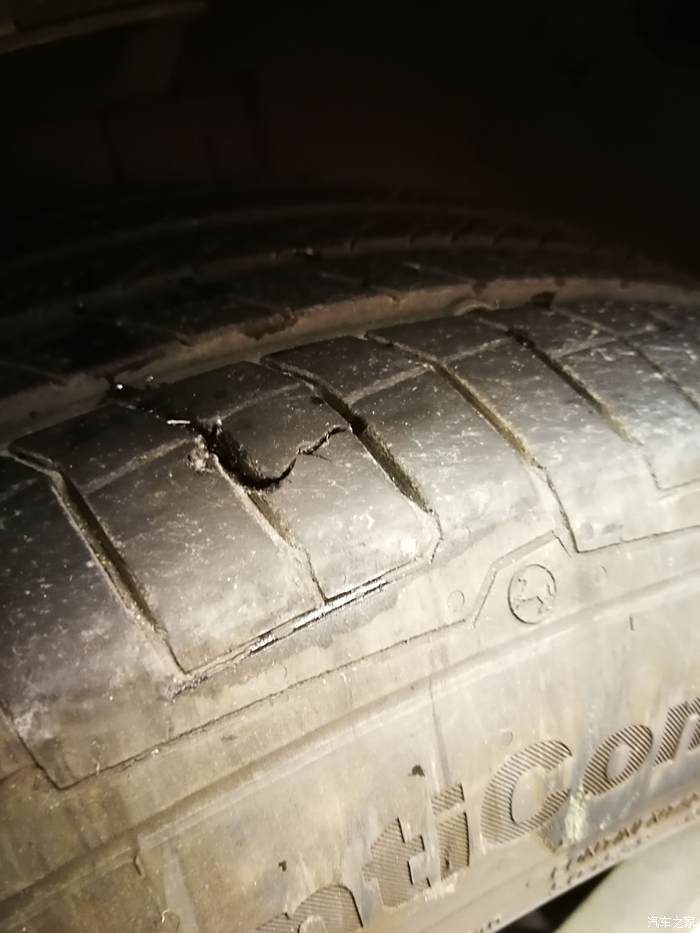 轮胎胎冠上裂了个大口子