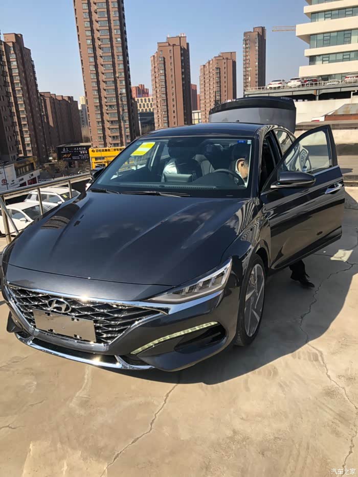 有没有大佬能给我发一个雅致灰和太空灰的实车图片