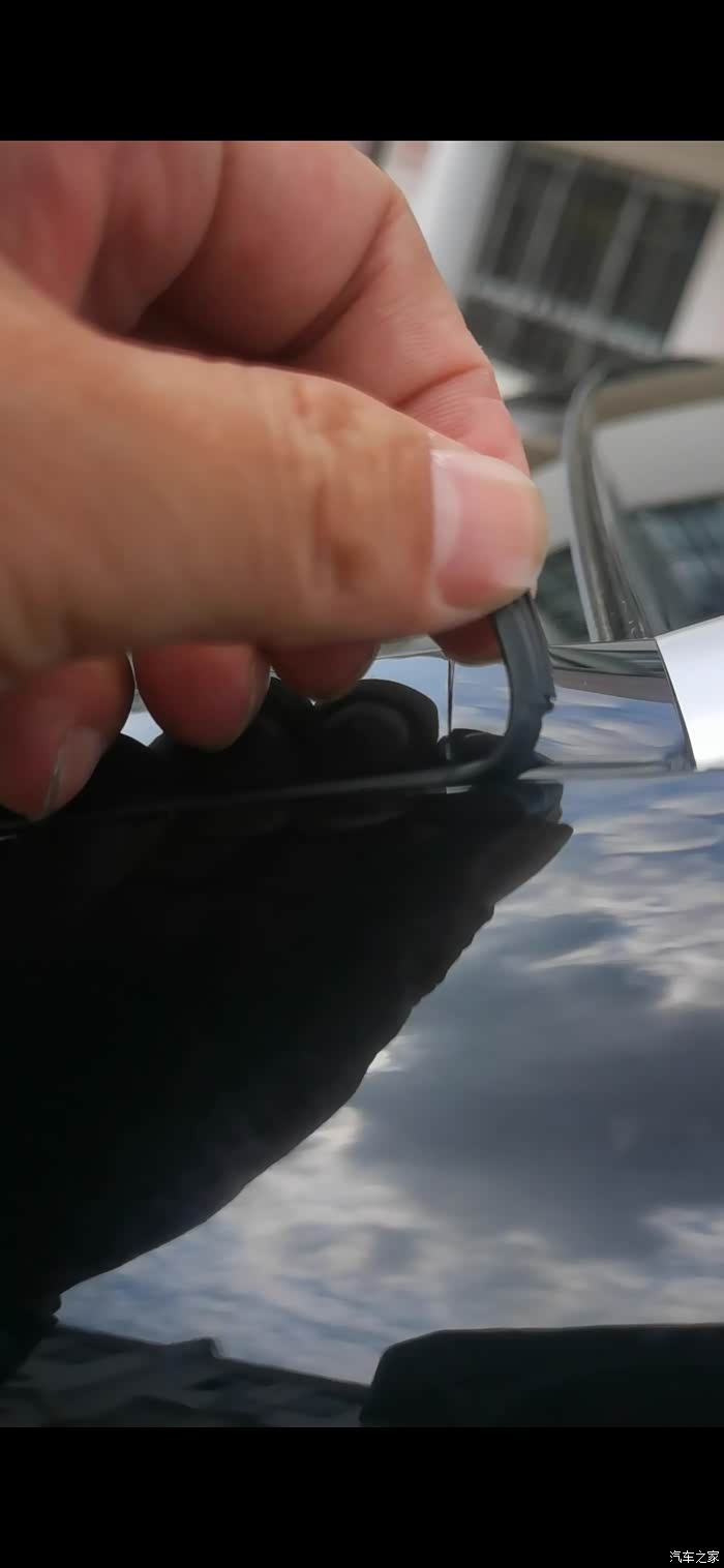 算是见识到北奔的质量了提车一个多月车顶胶条就翘起来了