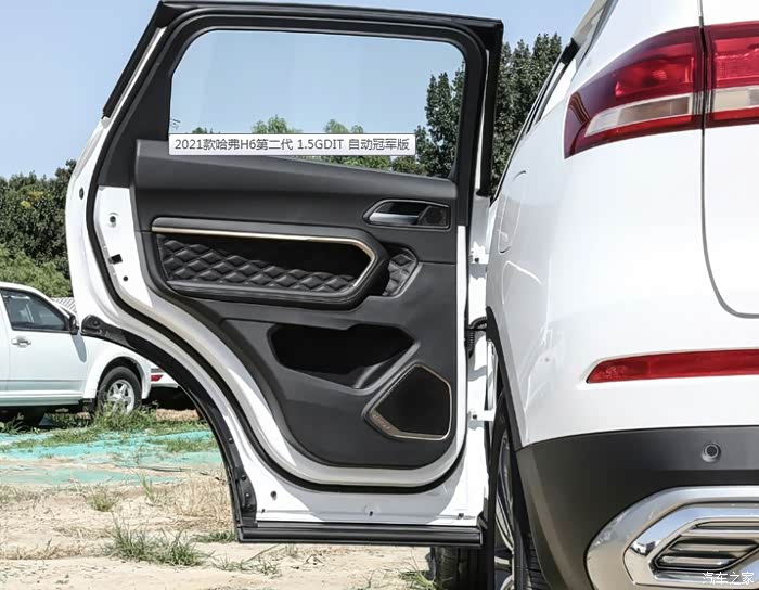 哈弗h6的车门厚实,装饰条搭配皮质,非常简单漂亮,不错哦