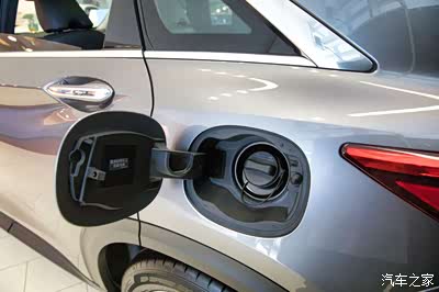 如果能学福特那套设计就省心用摸油箱盖咯