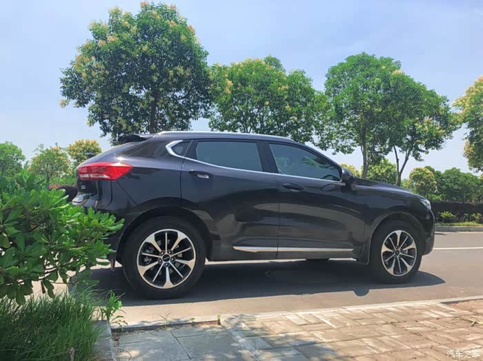 时尚的外观丰富的配置好看又好开的哈弗f5