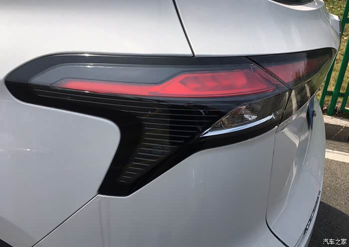 车尾灯的设计是个不规则的造型,看起来挺有科技范的.