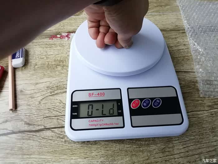 最后用手用力压住电子秤进行超重测试,当超过最大重量时电子秤直接