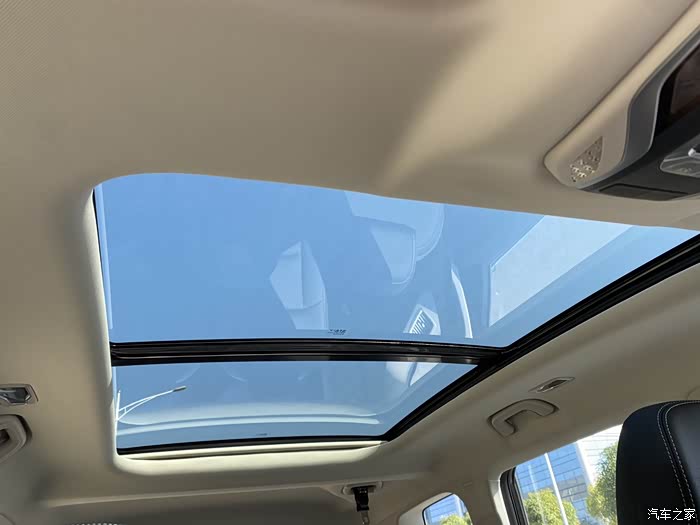 还有60英寸的全景天窗,看星星看月亮都不在话下