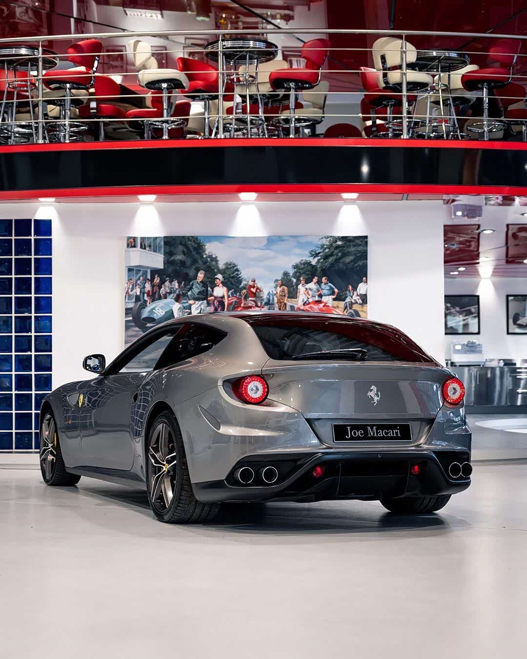 法拉利ff 银色金属车漆很有特色