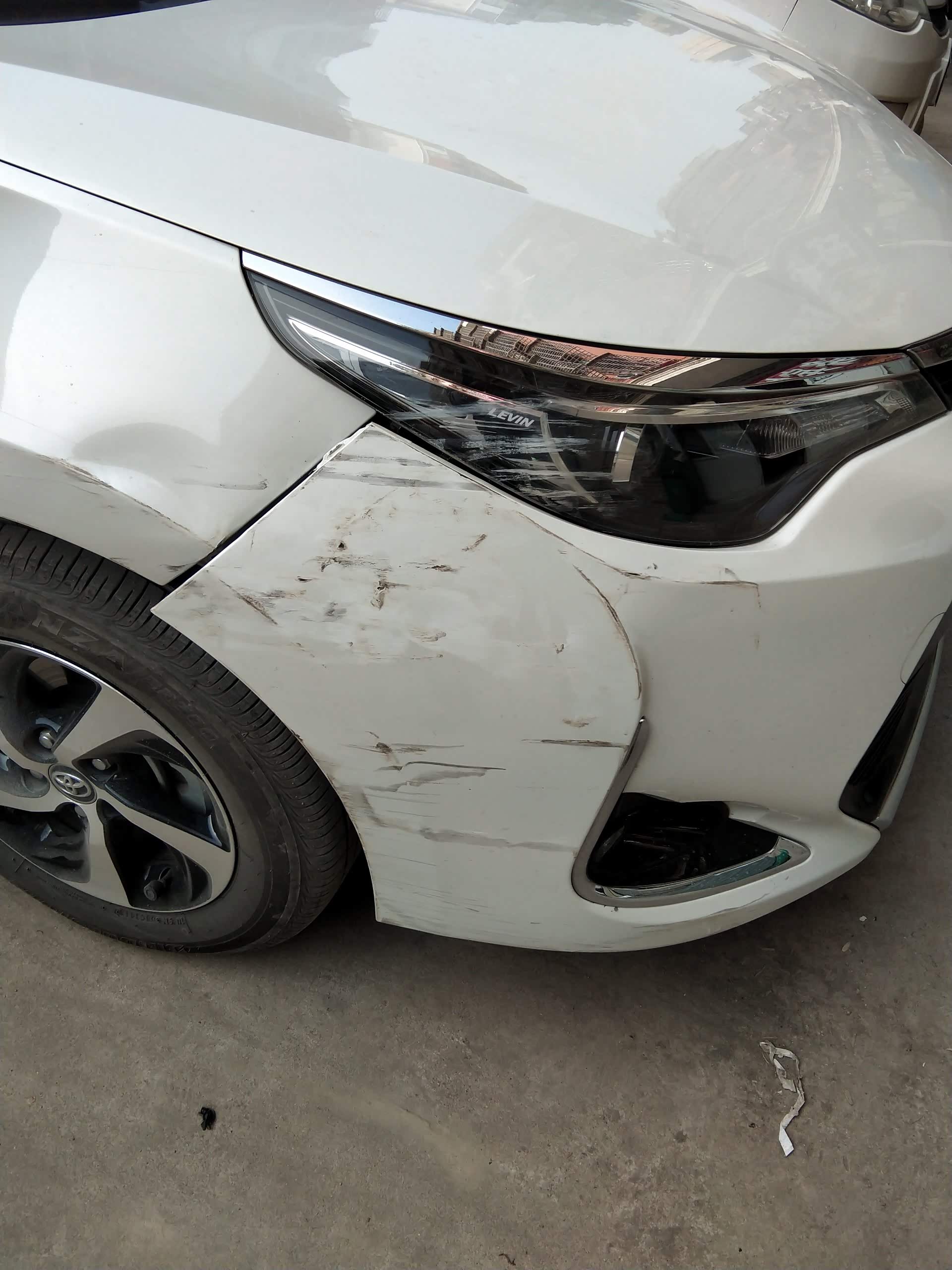 提车半个月,刮成这样要怎么处理?