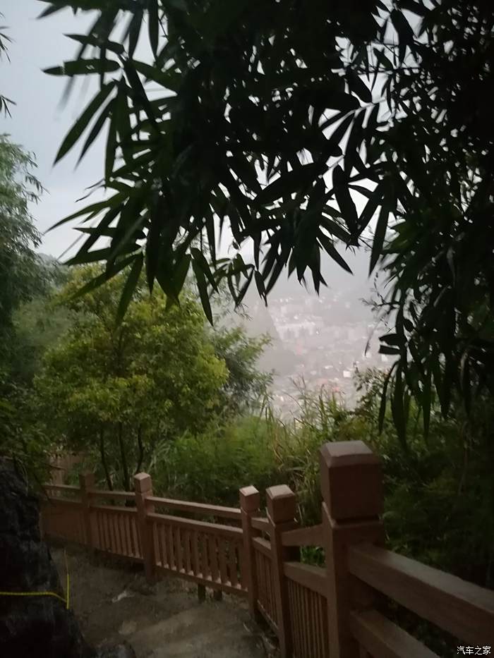 雨中漫步宜州南蛇山