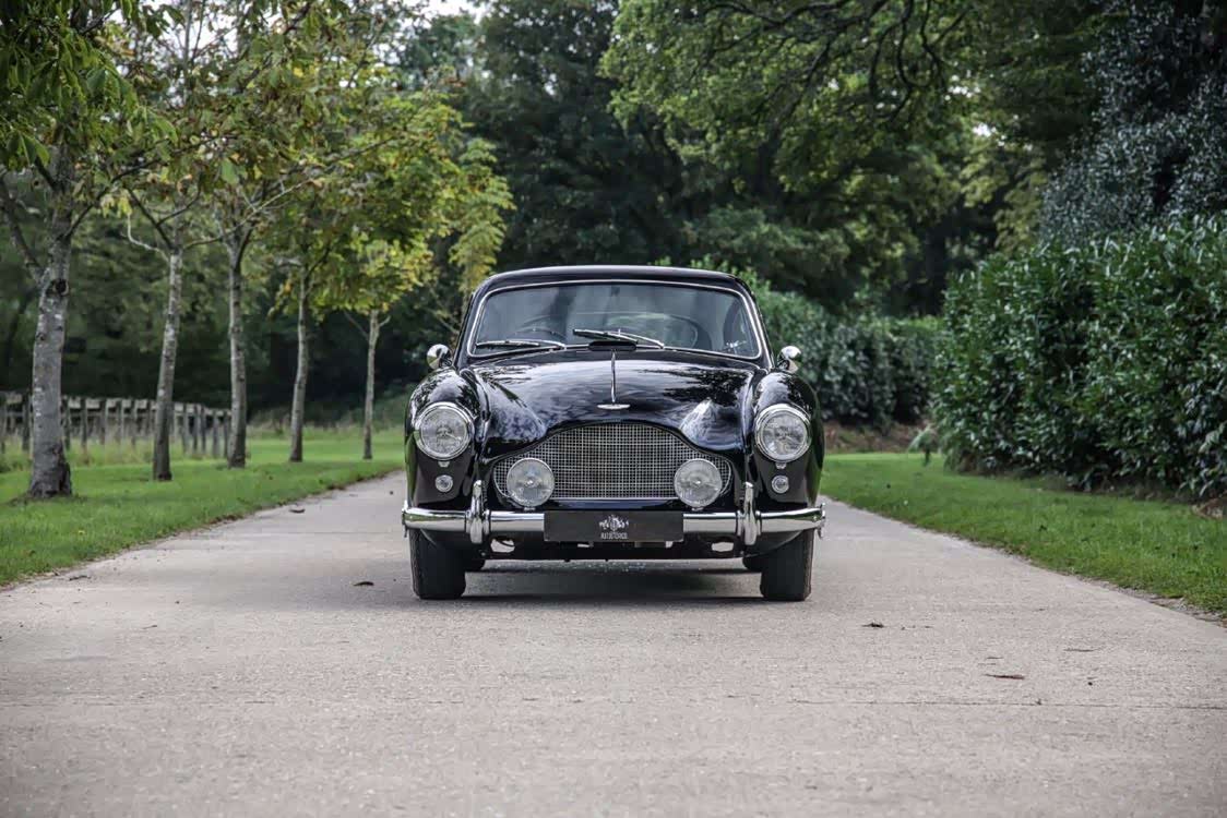 阿斯顿马丁db2/4mklll,是上世纪50年代的经典作品.