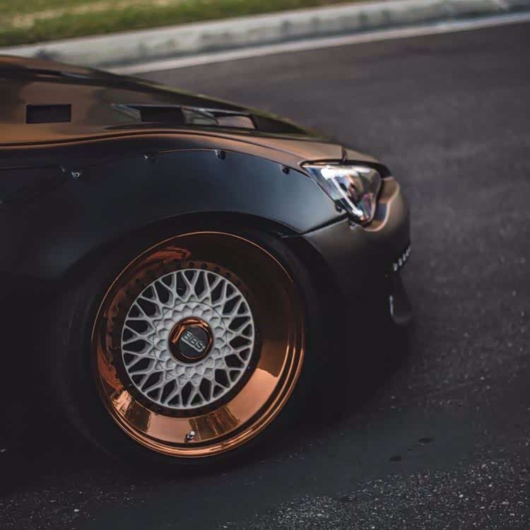 亚光黑宽体brz,穿着金色战靴的黑武士