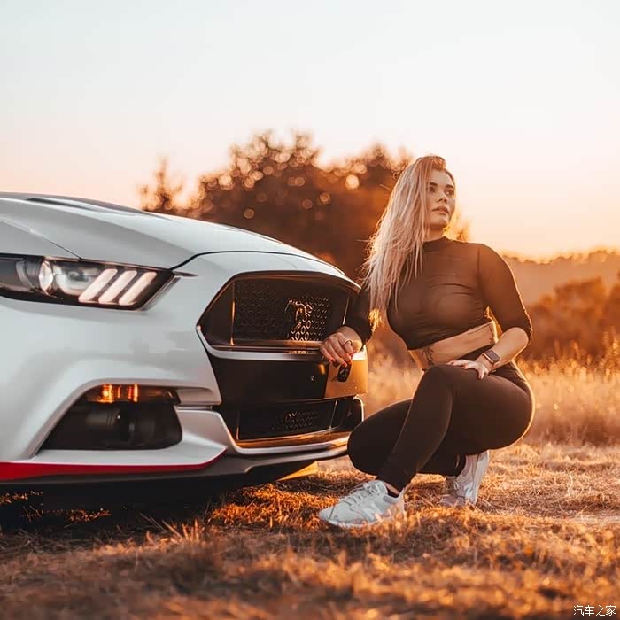 这就是买野马的魅力,随车附送美女粉丝