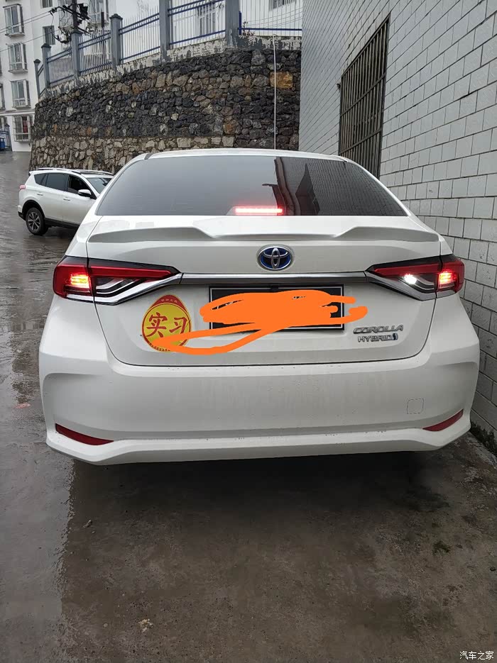 各位19款卡罗拉双擎车主,你们的倒车灯是不是左后侧只亮一个?