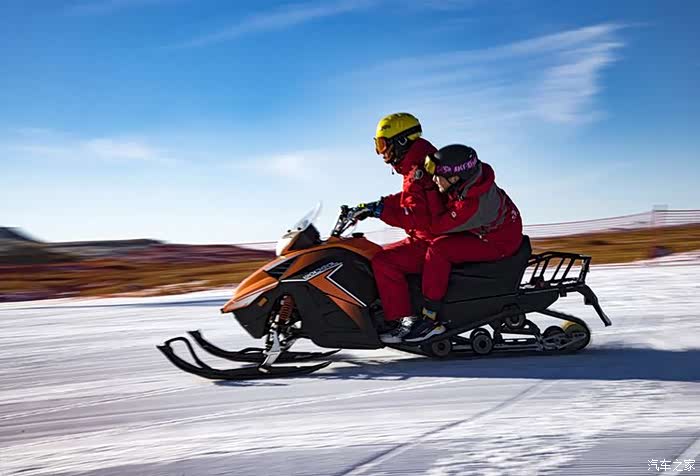 呼啸而过的雪地摩托车雪地冲锋舟让洁白的雪场瞬间变成逐冰戏雪