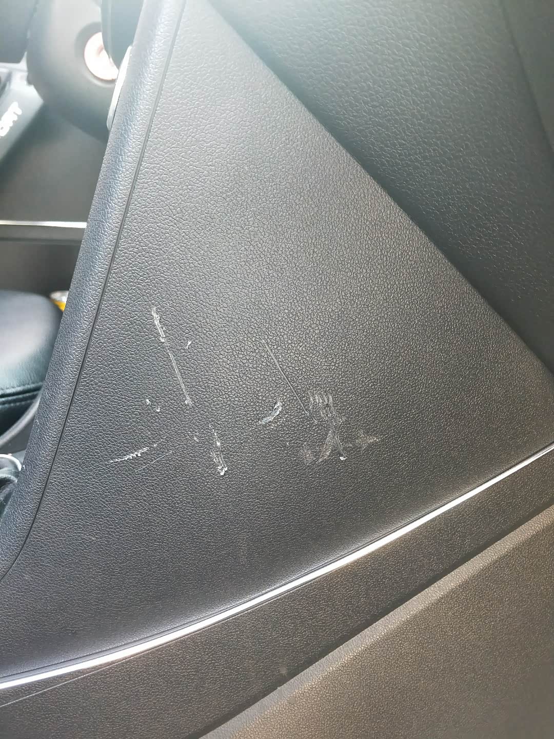 爱车内饰刮花了怎么处理呢