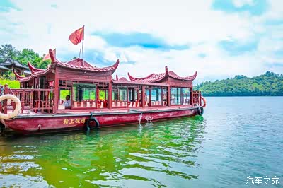 首先我们乘坐画舫游船在湖面漫游感受这天然氧吧清新