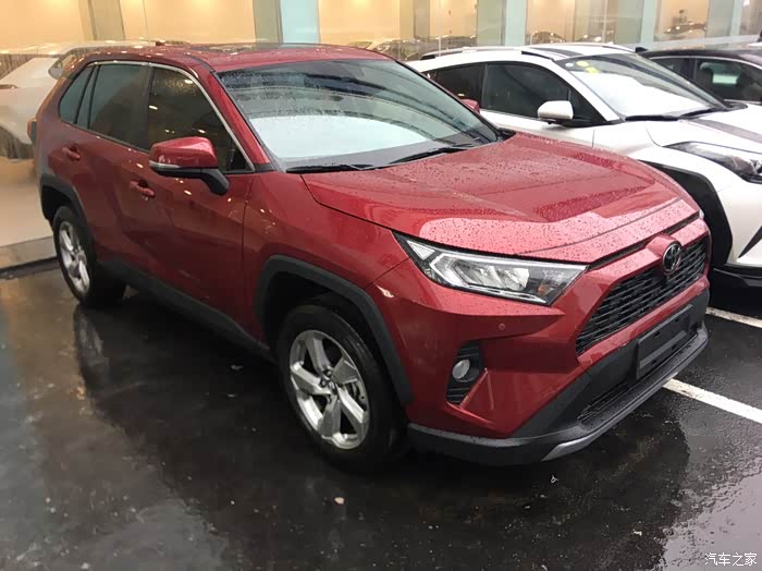 请问大家有买红色的荣放吗?