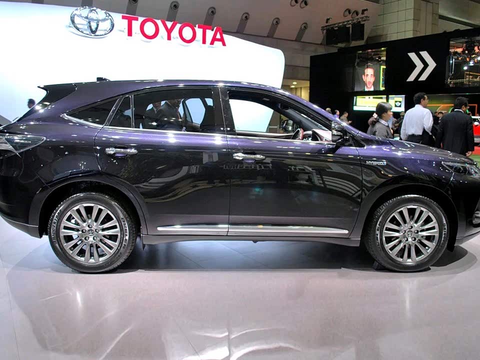 溜背车身加上贯穿尾灯设计上极具时尚感