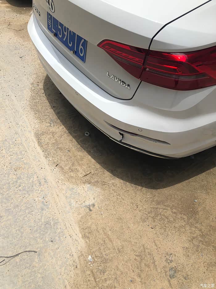 新车三个月后尾保险杠撞裂了