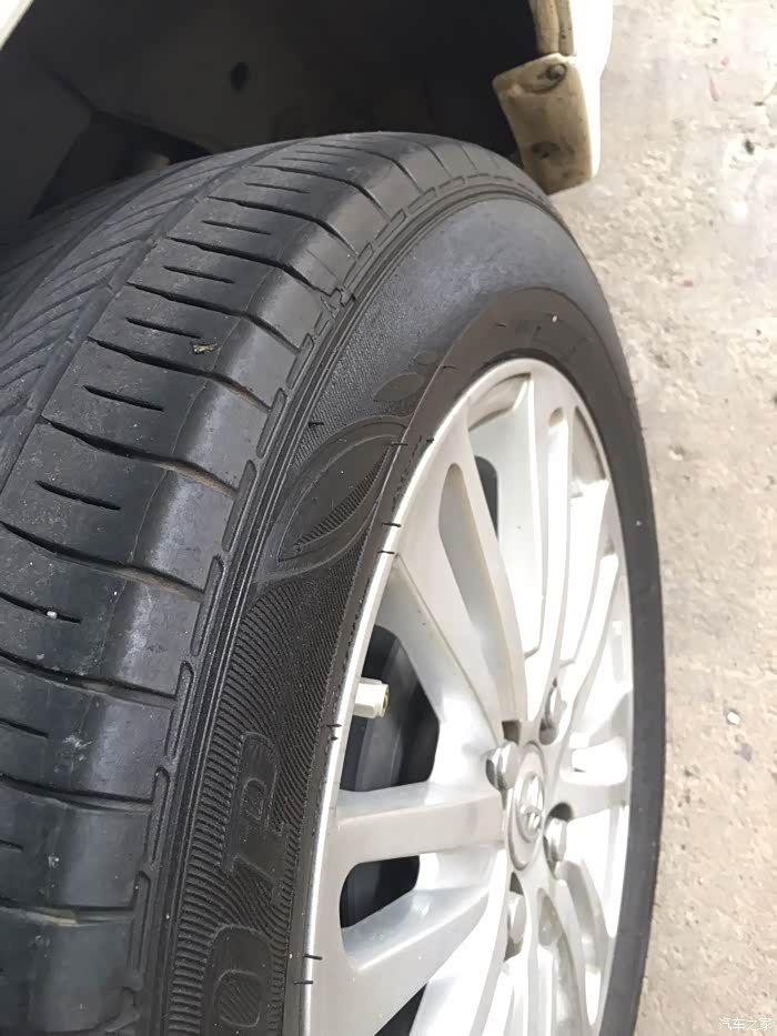 轮胎胎肩出现一圈线是不是四轮定位问题