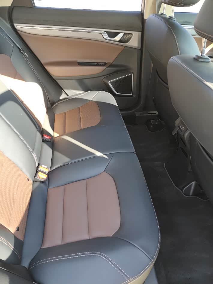 后排座椅,2700轴距,无限宽敞,随便坐.