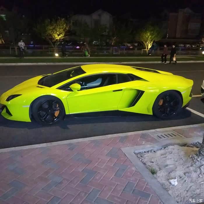 【图】大街偶遇大牛_兰博基尼论坛_汽车之家论坛