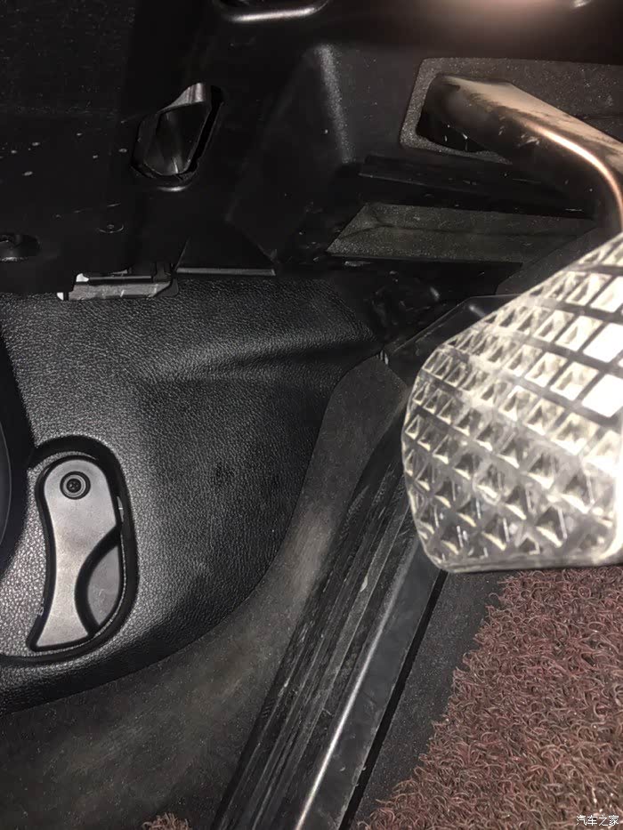 求问20款宝马3系的obd在哪个位置最好有图