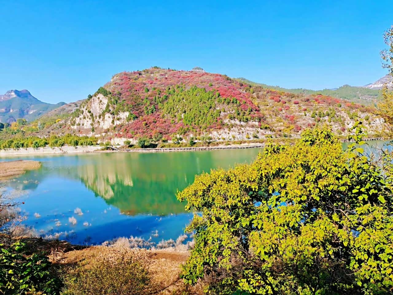 泰和山风景区蓝天绿水相得益彰