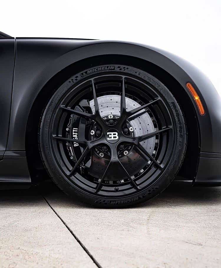 布加迪chiron黑色特别版,要说超快和超贵的,没有之一了.